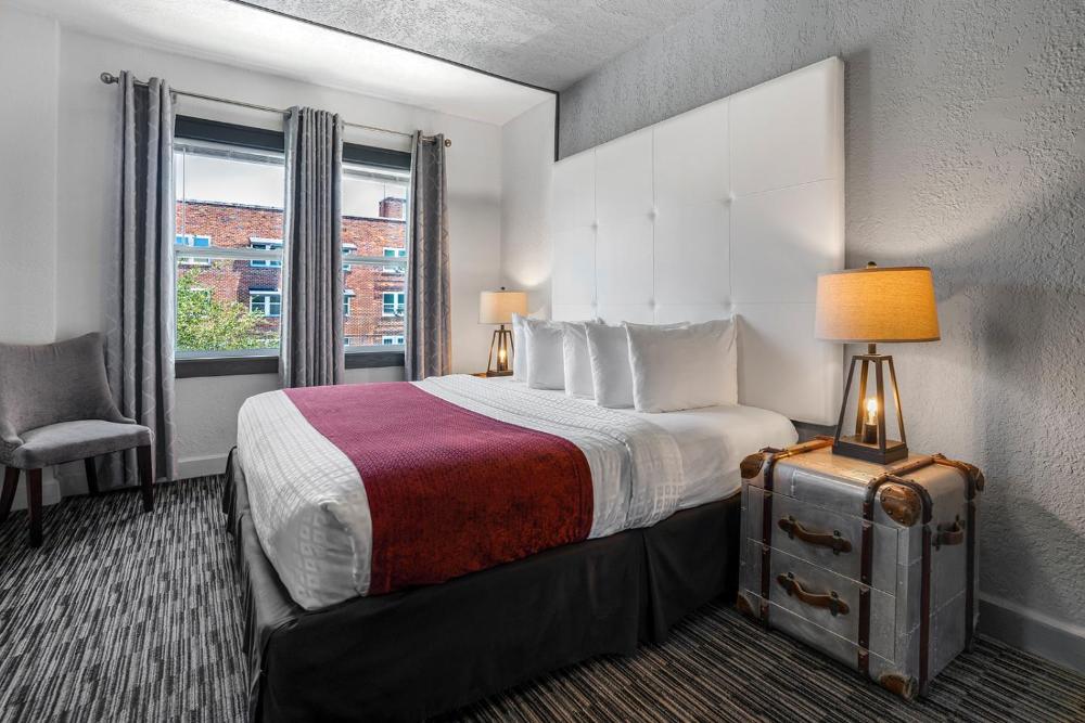 Deluxe King Room interior
